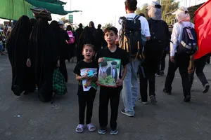 پیاده روی زائرین اربعین حسینی به یاد رهبر شهید انقلاب