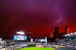 منظره رعد و برق و رنگین کمان در ورزشگاه حین مسابقه بین مینه سوتا و آتلانتا، آمریکا