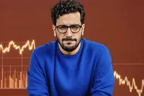 آقای قیاسی اعتراض به قطعی اینترنت! شهدای میناب یا ناو دنا را نمی‌بینی!