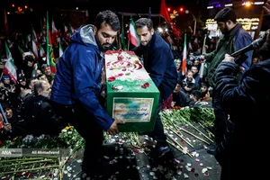 وداع با پیکرهای خانوادگی شهیدان شادکامی در چهارراه نظام&zwnj;آباد