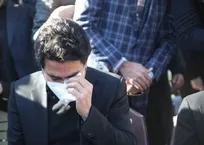 همایون شجریان به سوگ مادر نشست