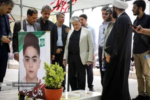 حضور دکتر رنجبر در مدرسه شجره طیبه میناب و مزار شهدای مظلوم دانش‌آموز