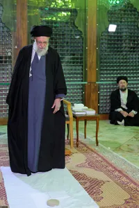 حضور رهبر انقلاب در حرم حضرت امام خمینی(ره)