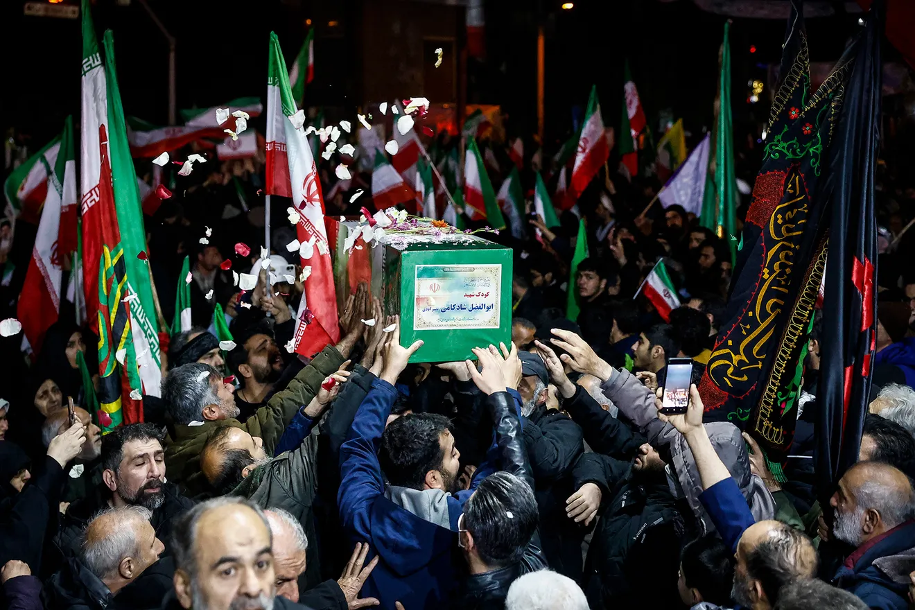 وداع با پیکرهای خانوادگی شهیدان شادکامی در چهارراه نظام‌آباد