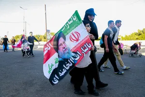 پیاده روی زائرین اربعین حسینی به یاد رهبر شهید انقلاب