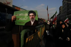 بیعت مردم با آیت&zwnj;الله سید مجتبی خامنه&zwnj;ای سومین رهبر جمهوری اسلامی ایران