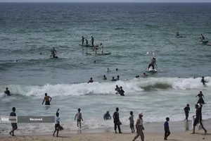 مردم گرسنه غزه برای رسیدن به کمک&zwnj;های غذایی، کیلومترها پیاده&zwnj;روی می&zwnj;کنند