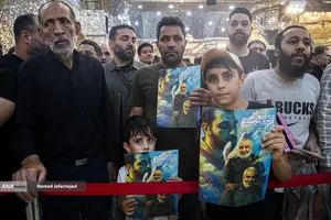 اجتماع مردم کنار مزار شهید سپهبد سلامی در ایام اربعین فرمانده دلاور سپاه اسلام