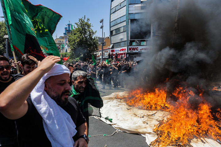 آیین خیمه سوزان عاشورا در چهارراه گلوبندک تهران