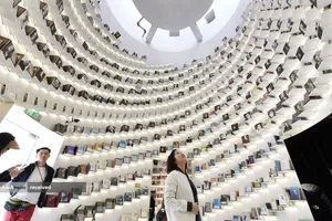 بازدیدکنندگان کتابفروشی یکسان فنگ در شهر نانجینگ، چین