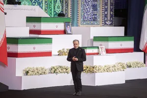 ادای احترام سیدعباس عراقچی وزیر امور خارجه به پیکر امام شهید 