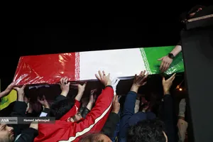 مراسم وداع با شهدای ناوشکن دنا و حمایت از نیروهای مسلح با حضور دکتر بیژن رنجبر و دانشگاهیان دانشگاه آزاد اسلامی استان تهران و اقشار مختلف مردم - میدان فردوسی تهران