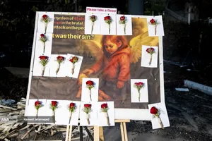 بازدید خبرنگاران خارجی از آثار به&zwnj;جامانده از حمله موشکی رژیم صهیونیستی به ساختمان شیشه ای صدا و سیما که در تاریخ ۲۴ تیرماه صورت گرفت