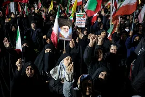 وداع با پیکر شهدای ناوشکن دنا در میدان دریاچه