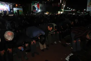 اقامه نماز استغاثه به امام زمان زمان(عج) - چهارراه نبرد خیابان پیروزی