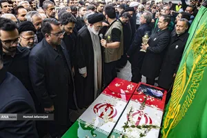 اقامه نماز میت توسط حجت&zwnj;الاسلام قاضی&zwnj; تولیت آستان مطهر حضرت عبدالعظیم بر پیکر مطهر دانشمند هسته&zwnj;ای شهید محمدمهدی طهرانچی رییس دانشگاه آزاد اسلامی و همسر گرانقدرش شهیده مژگان قراویری در حرم حضرت عبدالعظیم حسنی(ع)