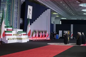 ادای احترام مقامات و مسئولان خارجی عمان به پیکر امام شهید 