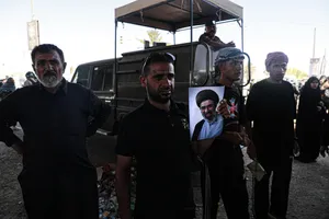 پیاده روی زائرین اربعین حسینی به یاد رهبر شهید انقلاب
