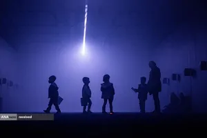 بازدیدکنندگان نمایشگاه "FLOOD" در میان مه، نور، بو و صدا در موزه ملی نوردیک در سیاتل، آمریکا