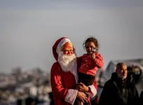 هنرمندان با لباس بابا نوئل شادی را به غزه بردند