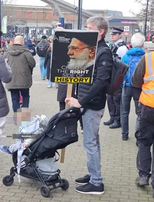 تظاهرات ساکنان لندن در حمایت از جمهوری اسلامی ایران و محکوم کردن حملات صهیونی - آمریکایی به خاک ایران