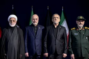 سرلشکر محسن رضایی مشاور نظامی رهبر معظم انقلاب،مسعود پزشکیان رییس جمهور،محمدباقر قالیباف رییس مجلس و حجت الاسلام محسنی اژه ای رییس قوه قضاییه در مراسم ادای احترام مقامات و مسئولان خارجی به پیکر امام شهید 