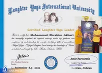 یک سبزواری موفق به دریافت گواهی «مربی بین‌المللی یوگای خنده» شد