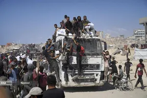 مردم گرسنه غزه برای رسیدن به کمک&zwnj;های غذایی، کیلومترها پیاده&zwnj;روی می&zwnj;کنند