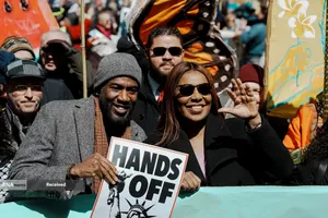  اعتراضات ضد جنگ بر علیه دوناد ترامپ در سراسر ایالات متحده آمریکا و کشورهای اروپایی با عنوان &laquo;نه به پادشاهی&raquo; آغاز شد. 