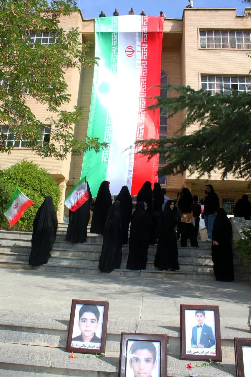 اداری احترام دانشجویان دانشگاه آزاد ملایر و دانش‌آموزان ملایر به پرچم مقدس جمهوری اسلامی و شهدا