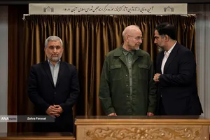 مسعود معینی&zwnj;پور رئیس کتابخانه، موزه و مرکز اسناد مجلس، محمد باقر قالیباف رئیس مجلس شورای اسلامی، محسن اسماعیلی، معاون پارلمانی رئیس جمهور  