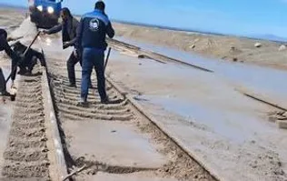 سیلاب به خط آهن لاهرود - سرخدشت رسید؛ قطارها بدون وقفه در حرکتند