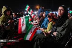 رونمایی از مجسمه &laquo;زانو زنندگان برابر ایران&raquo; در میدان انقلاب اسلامی