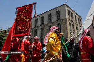 آیین خیمه سوزان عاشورا در چهارراه گلوبندک تهران
