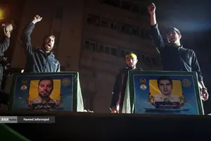 مراسم وداع با شهدای ناوشکن دنا و حمایت از نیروهای مسلح با حضور دکتر بیژن رنجبر و دانشگاهیان دانشگاه آزاد اسلامی استان تهران و اقشار مختلف مردم - میدان فردوسی تهران