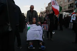 بیعت مردم با آیت&zwnj;الله سید مجتبی خامنه&zwnj;ای سومین رهبر جمهوری اسلامی ایران