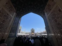 حال و هوای مشهد پس از شهادت آیت‌الله رئیسی/ حرم موسی الرضا(ع) آماده میزبانی از خادم‌الرضا(ع) شد+فیلم