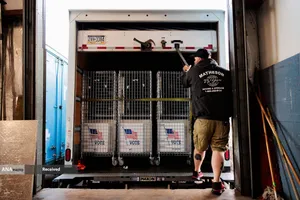 نقل و انتقال تجهیزات و لوازم انتخاباتی به محل های رأی گیری در شهرستان باکس پنسیلوانیا آمریکا