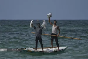 مردم گرسنه غزه برای رسیدن به کمک&zwnj;های غذایی، کیلومترها پیاده&zwnj;روی می&zwnj;کنند