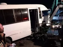 تصادف مینی‌بوس با دو خودروی سواری در بزرگراه آیت‌الله سعیدی/ ۱۰ مصدوم برجا ماند