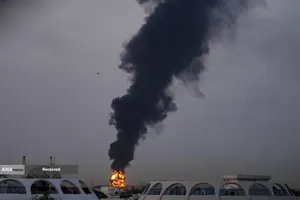 باتلاق خلیج&zwnj;فارس - آتش سوزی و دود غلیظ پس از برخورد یک پهپاد ایرانی به مخزن سوخت  دبی در امارات متحده عربی