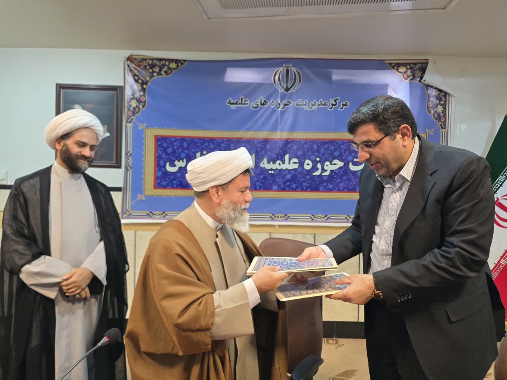 امضای تفاهمنامه همکاری بین حوزه علمیه استان فارس و دانشگاه آزاد اسلامی امضای تفاهمنامه همکاری بین حوزه علمیه استان فارس و دانشگاه آزاد اسلامی