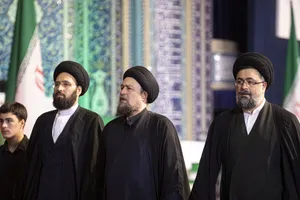ادای احترام نوادگان امام خمینی(ره) و مقامات و مسئولان خارجی به پیکر امام شهید 