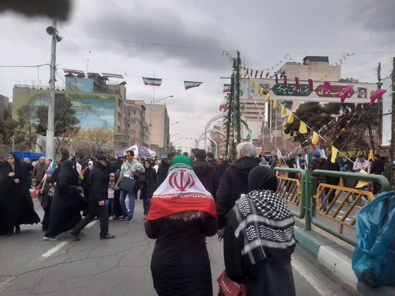 مراسم راهپیمایی 22 بهمن در تهران آغاز شد/ پرچم‌ها برافراشته و دل‌ها متحد برای ایران