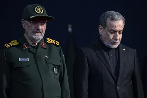 سیدعباس عراقچی وزیر خارجه و سرلشکر محسن رضایی در مراسم ادای احترام مقامات و مسئولان خارجی به پیکر امام شهید 