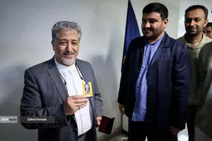 اهدای کارت خبرنگاری به بیژن رنجبر رییس دانشگاه آزاد اسلامی توسط محمدمهدی خیرجو مدیرعامل خبرگزاری آنا