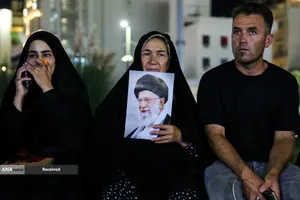زائران حرم رضوی در انتظار وداع تاریخی با رهبر شهید امت