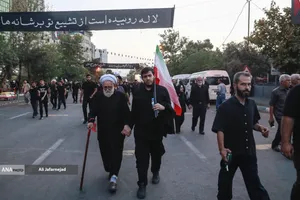 حرکت مردم عزادار بسمت مصلی تهران برای وداع با رهبر شهید انقلاب
