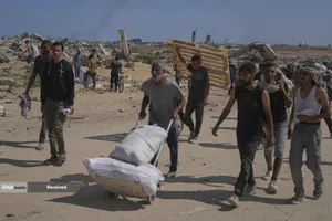 مردم گرسنه غزه برای رسیدن به کمک&zwnj;های غذایی، کیلومترها پیاده&zwnj;روی می&zwnj;کنند