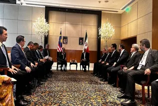 دیدار پزشکیان با نخست وزیر مالزی